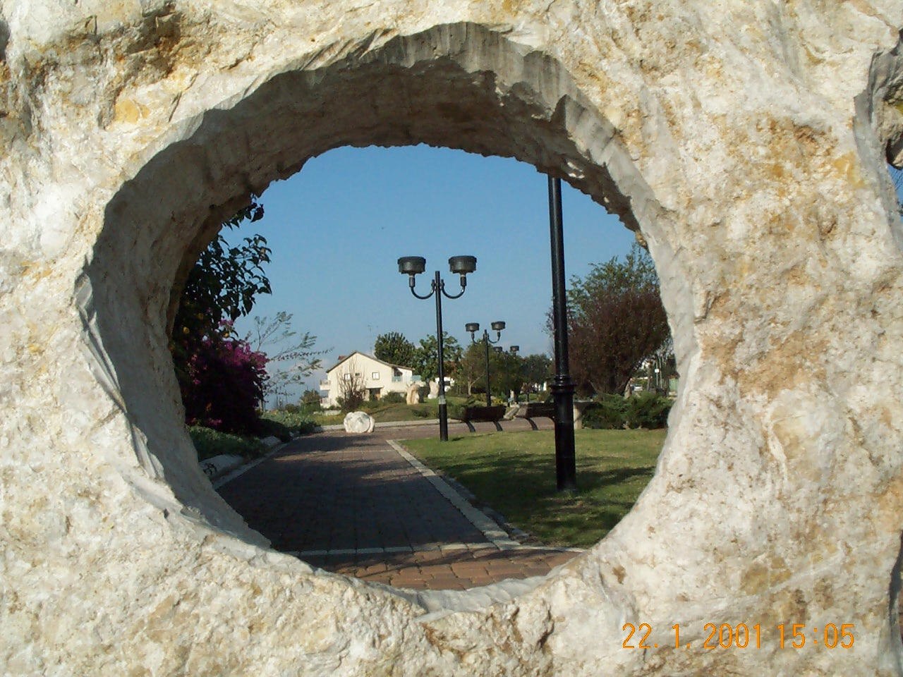 טיילת גן יבנה — אלמנט אבן